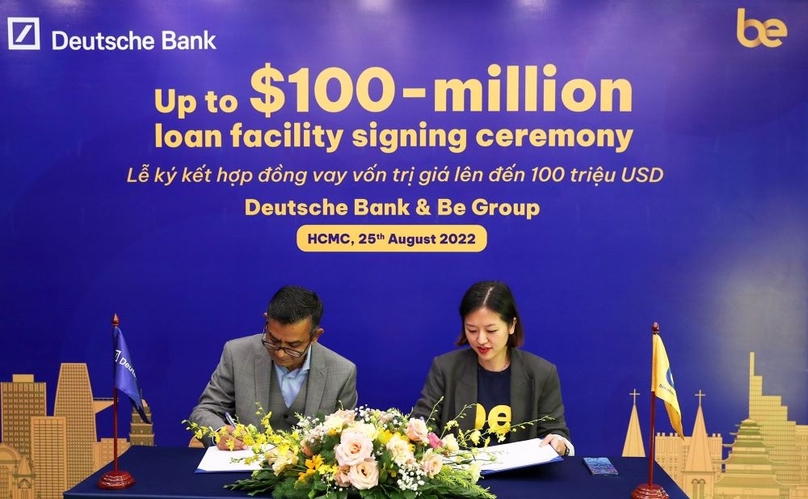 Be Group CEO Vu Hoang Yen (right) and Deutsche Bank corporate financing executive Abhay-Kumar Sinha sign their loan facility in HCMC on August 25, 2022. Photo courtesy of Be Group.