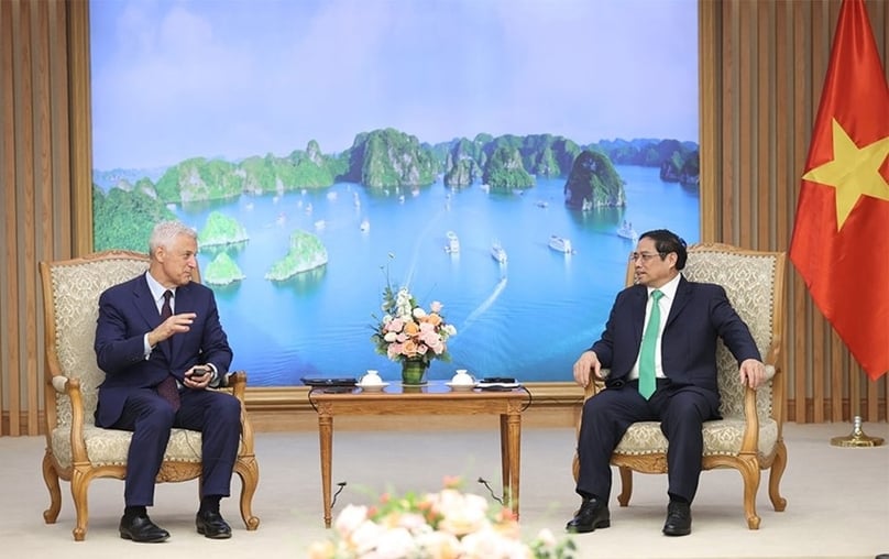 Vietnamese Prime Minister Pham Minh Chinh (R) receives Standard Chartered CEO Bill Winters in Hanoi on September 5, 2022. Photo courtesy of Vietnam News Agency.