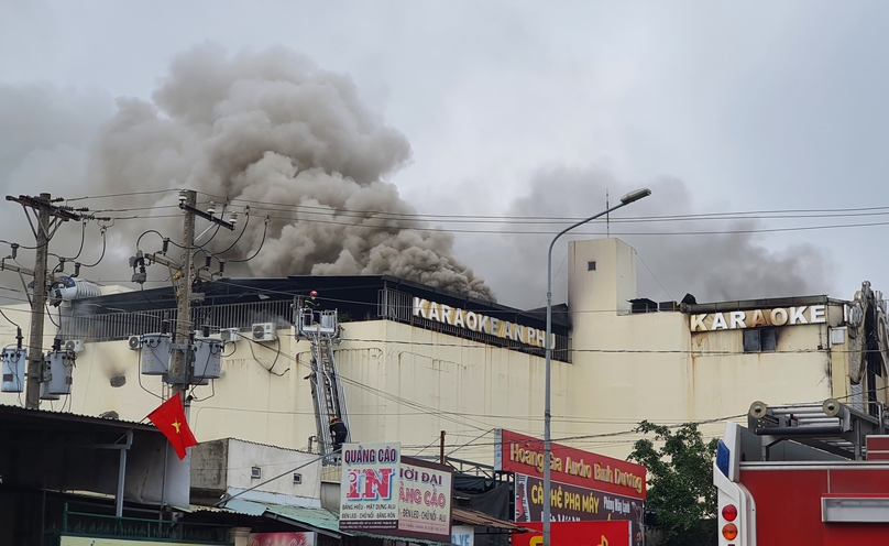 Smoke billows from the roof of An Phu karaoke parlor in Thuan An town, Binh Duong province at 9 a.m, September 7, 2022. Photo courtesy of Tuoi Tre newspaper.