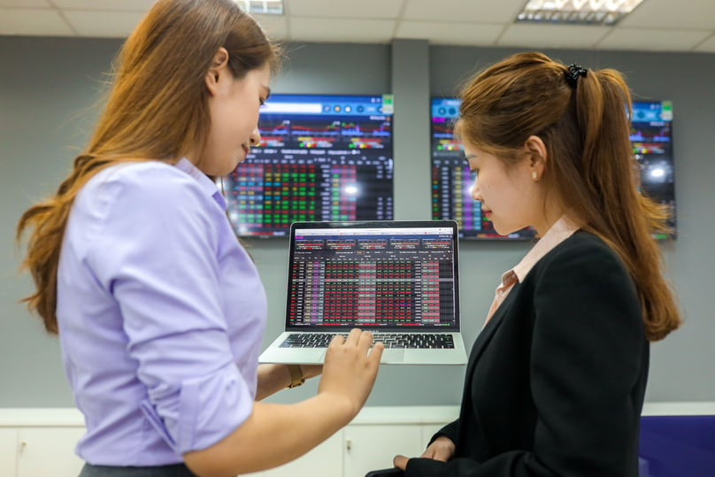 Investors observe Vietnamese stock prices. Photo by The Investor/Trung Hieu.