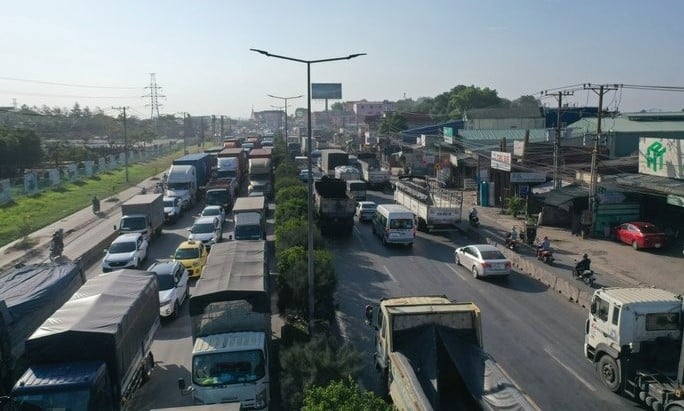 Traffic congestion on National Highway 51. Photo courtesy of Laborer newspaper.