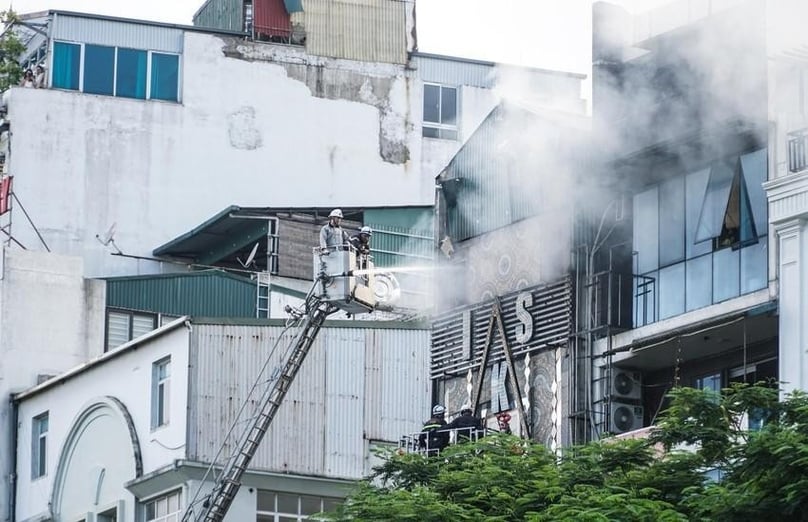 Smoke billows from the karaoke at 231 Quan Hoa, Hanoi's Cau Giay district on August 1. Photo courtesy of Law newspaper.