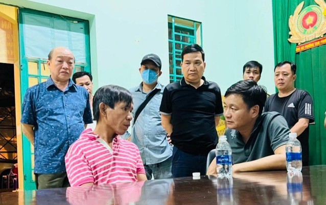 Le Huy Dung (in pink) at a police station in Dong Nai. Photo courtesy of Zing newspaper.