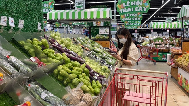 A customer shopping at Lotte Mart in District 7, HCMC, September 2021. Photo courtesy of Laborer newspaper.