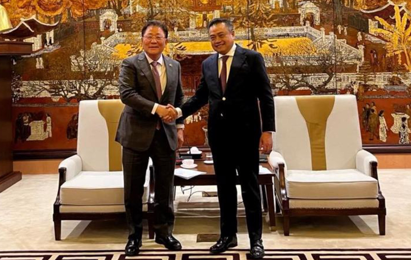 Sein I&D Vietnam CEO Kim Jung In and Hanoi Mayor Tran Sy Thanh at a meeting in Hanoi, September 14, 2022. Photo courtesy of the city People's Committee.
