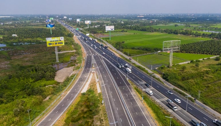 The beginning of Trung Luong-My Thuan Expressway where lanes merge. Photo courtesy of Zing newspaper.