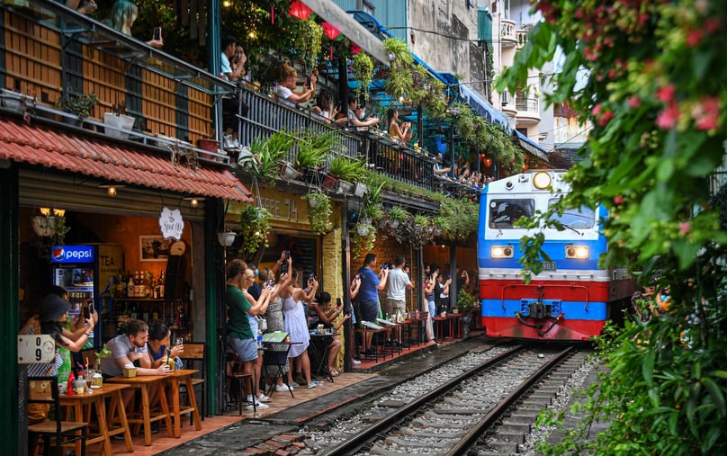 Citizens and tourists 'checking-in' could disrupt traffic safety. Photo courtesy of Intellectual newspaper.