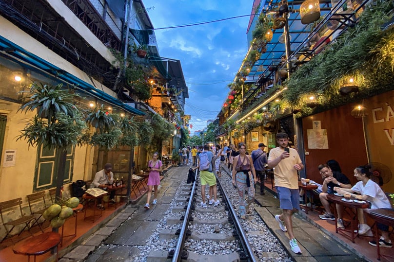 Railway cafes in the heart of Hanoi attract many tourists. Photo courtesy of Intellectual newspaper.