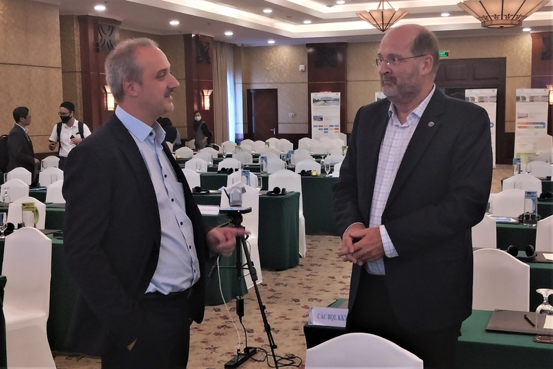 Alessandro Flammini (L), project coordinator at UNIDO Austria, talks with Florian Beranek, responsible business advisor of UNIDO Vietnam, at a conference on eco industrial parks in HCMC on September 15, 2022. Photo by The Investor/Tuong Thuy.