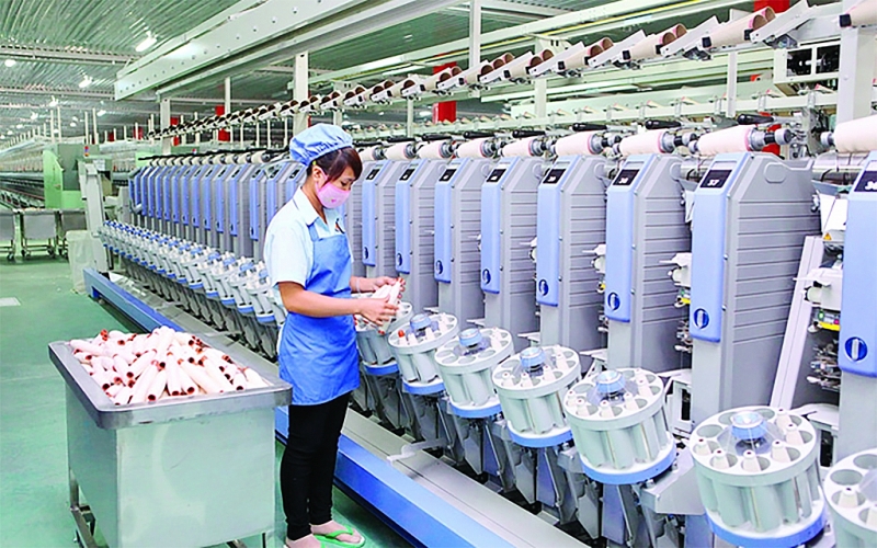 Vietnam's garment industry heavily depends on imported materials from China. Photo courtesy of Investment newspaper.