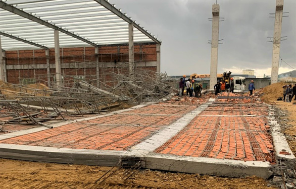 Accident scene after the collapse of a wall in Nhon Hoa Industrial Park, Binh Dinh province, September 15, 2022. Photo courtesy of Youth newspaper.