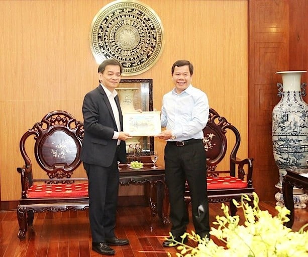 Sembcorp CEO Kelvin Teo (left) and Quang Ngai Chairman Dang Van Minh at a meeting in the province, central Vietnam on September 15, 2020. Photo courtesy of the provincial People's Committee.