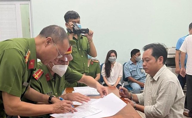 Le Anh Xuan (right) was arrested on September 16, 2022. Photo courtesy of Binh Duong police.