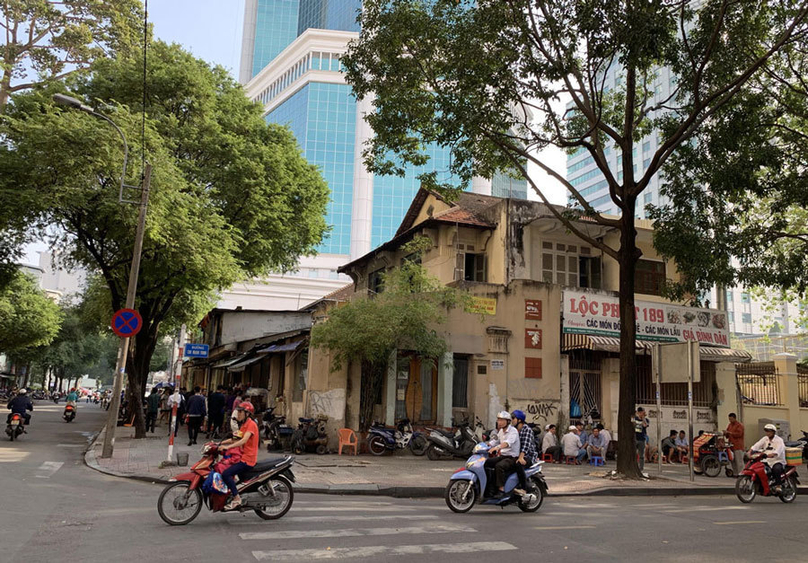 The prime land in District 1 that the HCMC administration reclaimed due to Vinafood 2's violations. Photo courtesy of Vietnamnet newspaper.