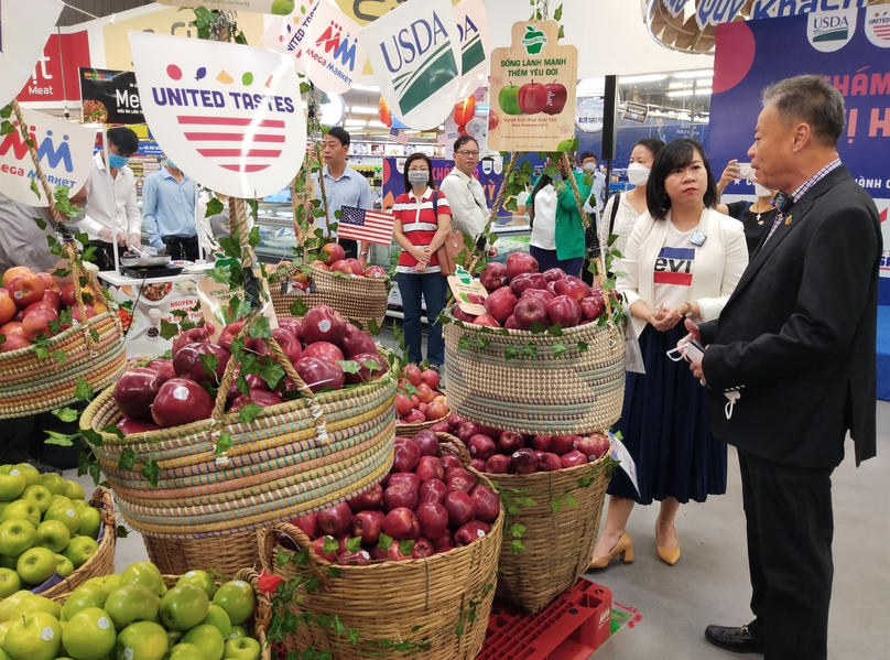 Washington Apple Commission’s Vietnam representative Francis Lee (R) introduces Washington apples to a shopper at the MM An Phu supermarket in HCMC on September 20, 2022. Photo by The Investor/Tuong Thuy.