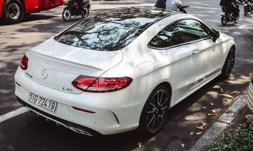 A Mercedes-AMG C43 with Vietnamese plate. Photo courtesy of autopro.vn.