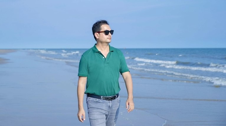 Duc Tien visits the beach in Long Island. Photo courtesy of Novaland.