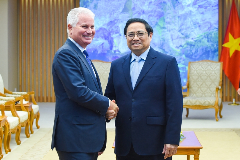 PM Pham Minh Chinh (R) welcomes Warburg Pincus CEO Charles Kaye in Hanoi, September 28, 2022. Photo courtesy of government portal.