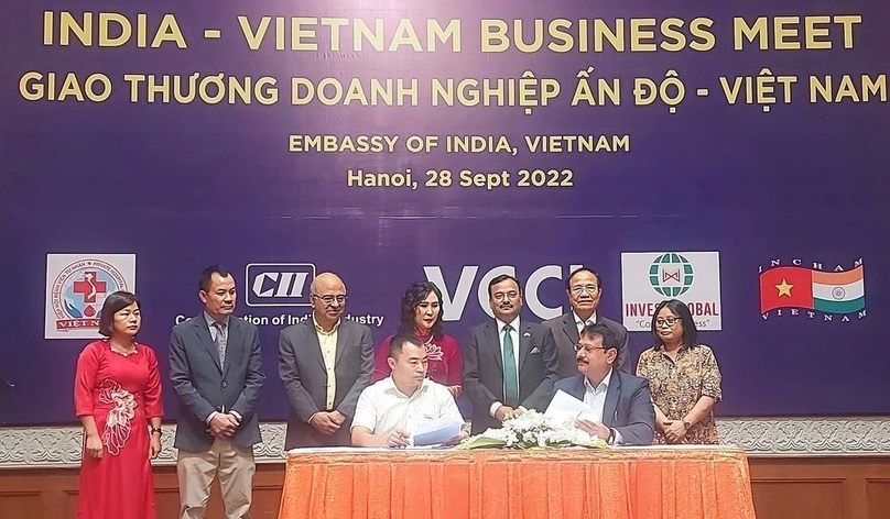 The signing of a cooperation deal between Invest Global and a delegation of Indian businesses in Hanoi, September 28, 2022. Photo courtesy of The Investor/Nguyen Na.