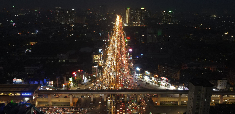Traffic congestion on Hanoi Ring Road 3 in the capital city. Photo courtesy of Health & Life newspaper.