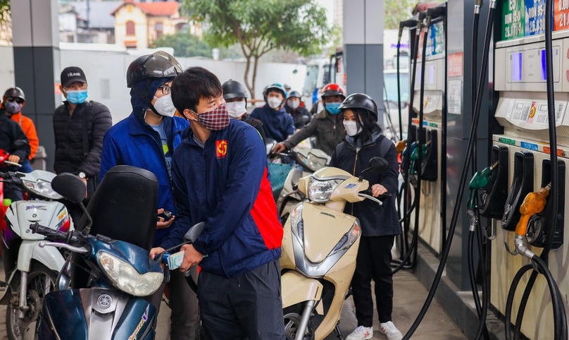 Motorcyclists refill at a petrol station in Hanoi. Photo by The Investor/Trong Hieu.