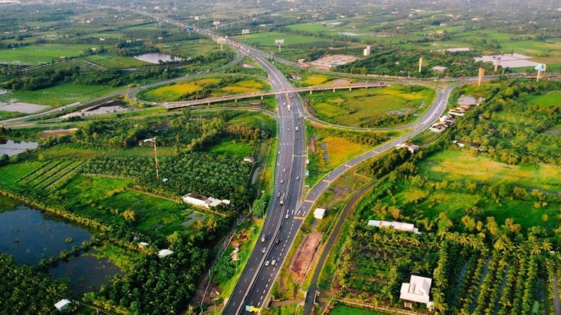 Trung Luong-My Thuan Expressway runs through the Mekong Delta province of Tien Giang. Photo courtesy of the People's Army newspaper.