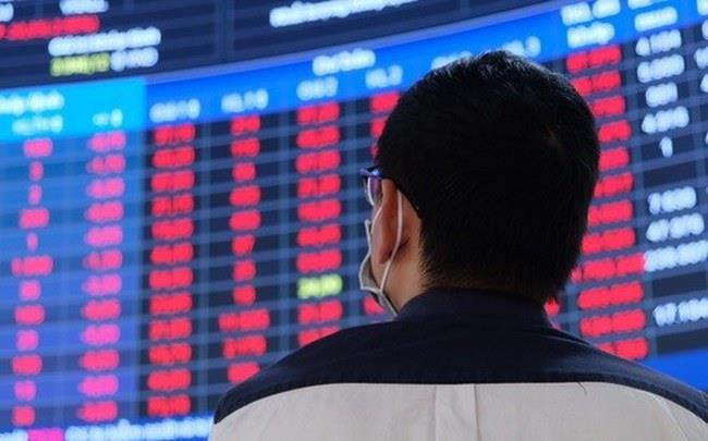 An investor watches Vietnam stocks amid the bearish trend. Photo courtesy of Market Beat newspaper.