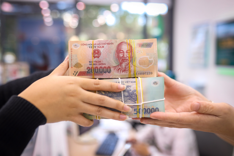 Cash transaction at a Hanoi bank. Photo by The Investor/Trong Hieu.