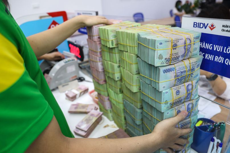 A cash transaction at a BIDV office in Hanoi. Photo by The Investor/Trong Hieu.