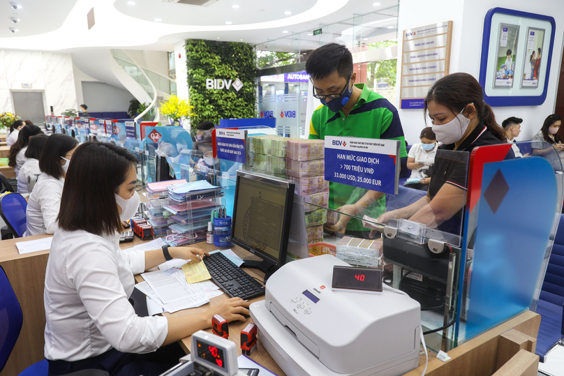 Clients make transactions at a BIDV branch in Hanoi. Photo by The Investor/Trong Hieu.