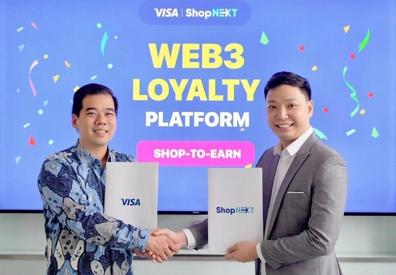 Kelvin Utomo (L), director, consumer product & digital solutions at Visa, and ShopNEXT CEO Le Khanh Linh at their partnership launch on October 7, 2022 in HCMC. Photo courtesy of ShopNEXT.
