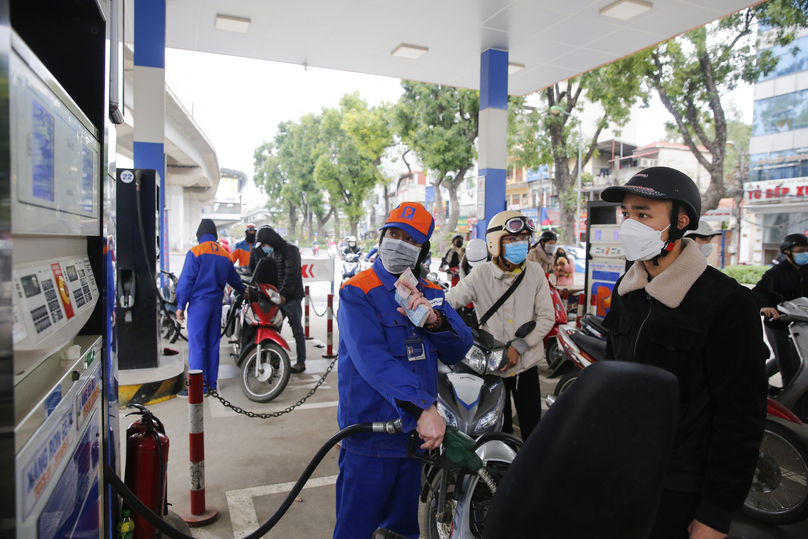 Motorcyclists refill at a petrol station in Hanoi. Photo by The Investor/Trong Hieu.