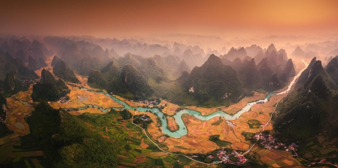 The 'Ripe rice valley' by lensman Cao Ky Nhan.