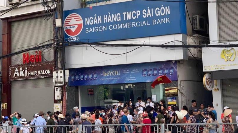 People withdraw money at Saigon Commercial Bank (SCB). Photo courtesy of Vietnam News Agency.