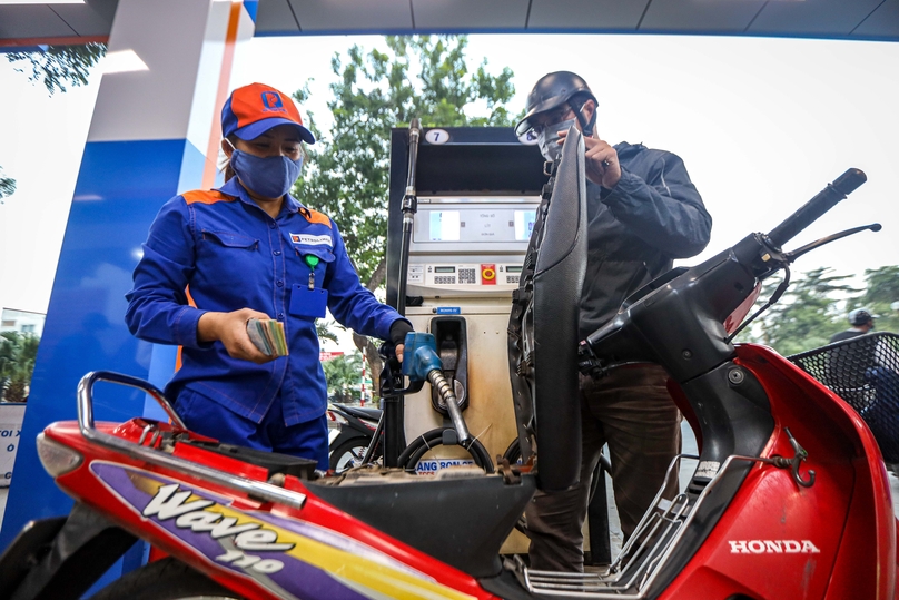 Motorcyclists refill at a gasoline station in Hanoi. Photo by The Investor/Trong Hieu.