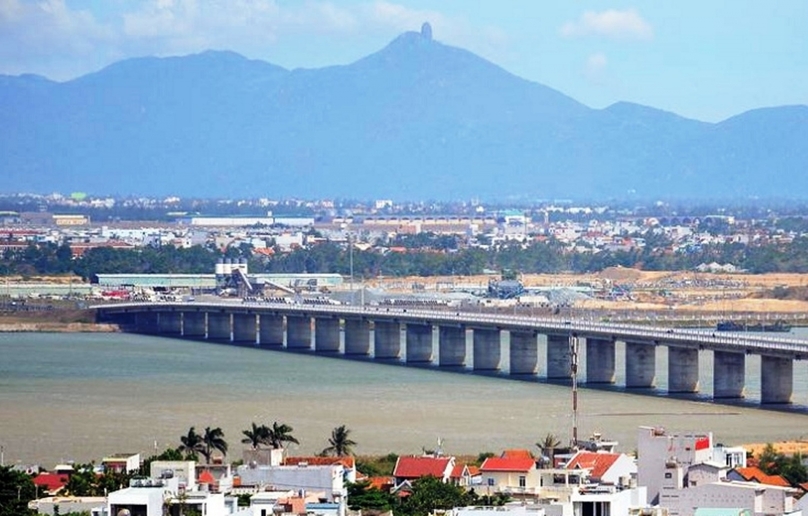 Tuy Hoa-Vung Ro coastal road connects Nam Phu Yen Economic Zone with nearby areas. Photo courtesy of VOV newspaper.