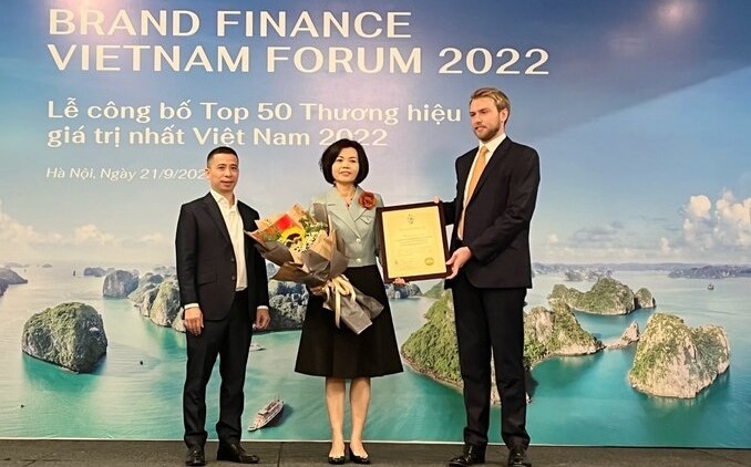 Brand Finance hands over a brand value certificate to Vinamilk's representative in Hanoi on September 21, 2022. Photo courtesy of Vinamilk.