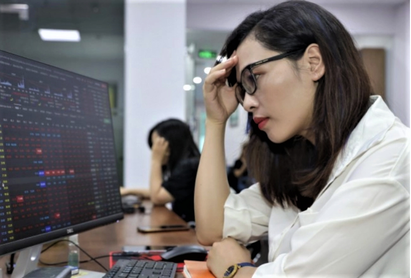 An investor watches Vietnam stock prices. Photo courtesy of Vietnam Finance magazine.