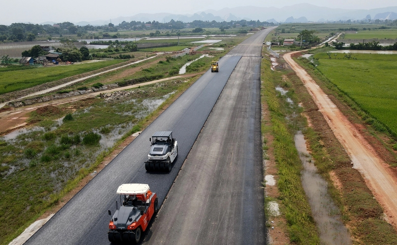 Mai Son-National Highway 45 sub-project of North-South Expressway under construction. Photo courtesy of Intellectual newspaper.