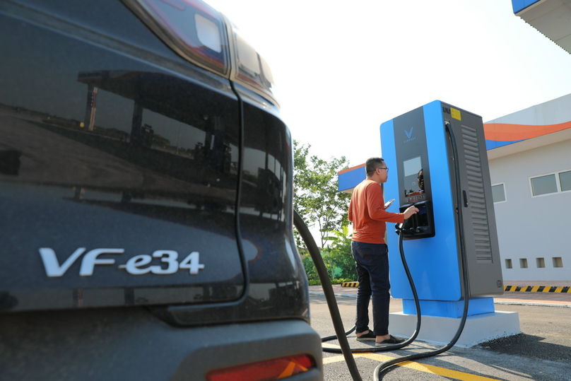 A user of VinFast’s VF e34 electric car gets familiar with a new VinFast charging station on October 14, 2022. Photo courtesy of the firm.