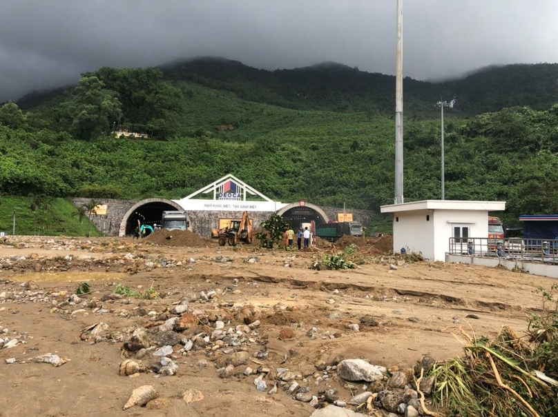 The Nam Hai Van Tunnel gate is littered with rocks. Photo by The Investor/Nguyen Tri.