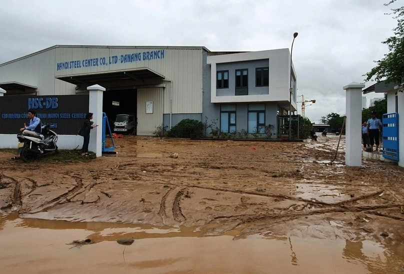 Areas surrounding the Hanoi Steel Center Co. Ltd. in Danang are covered with mud on October 15, 2022 after a flash flood. Photo by The Investor/Nguyen Tri.