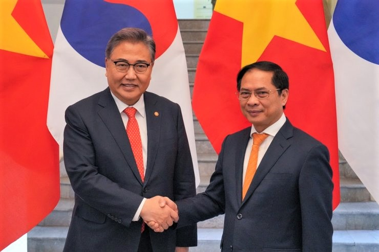 Vietnamese Foreign Minister Bui Thanh Son (right) and his South Korean counterpart Park Jin shake hands at their meeting in Hanoi on October 18, 2022. Photo courtesy of Vietnam News Agency.