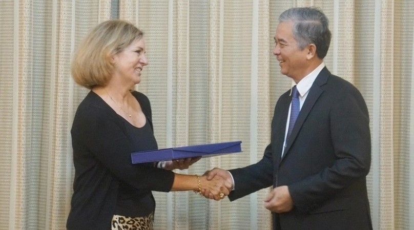 HCMC Vice Mayor Ngo Minh Chau receives Whitney Baird, deputy assistant secretary for the Bureau of Economic and Business Affairs, on October 20, 2022. Photo courtesy of Zing magazine.