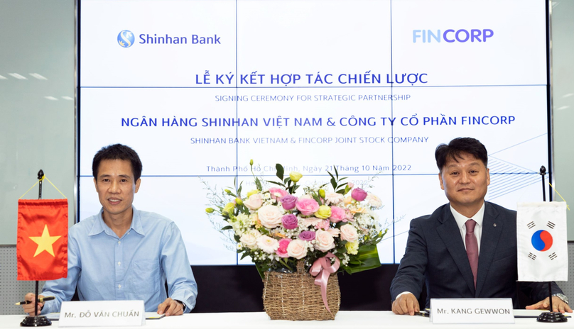 Do Van Chuan, CEO of Fincorp JSC (left) and Kang GewWon, CEO of Shinhan Bank Vietnam. Photo courtesy of Shinhan Bank.