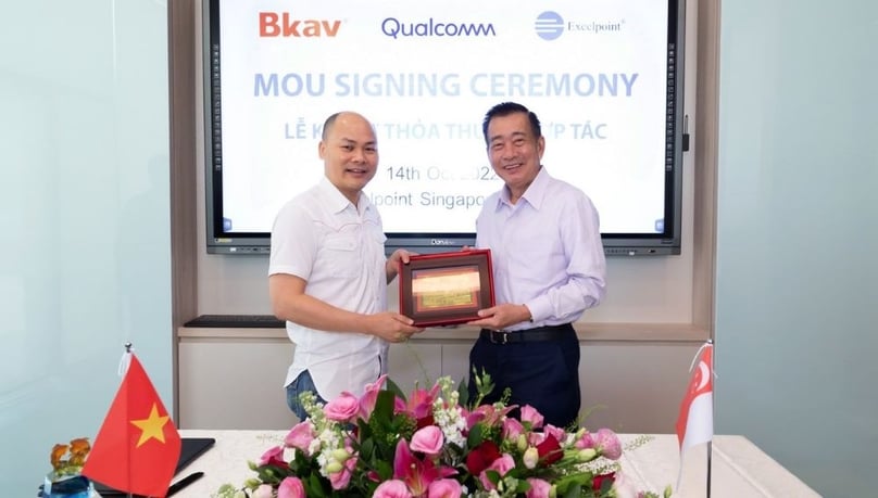 Bkav Group chairman Nguyen Tu Quang (L) and Excelpoint CEO Albert Phuay sign their strategic collaboration in Singapore on October 14, 2022. Photo courtesy of Bkav.
