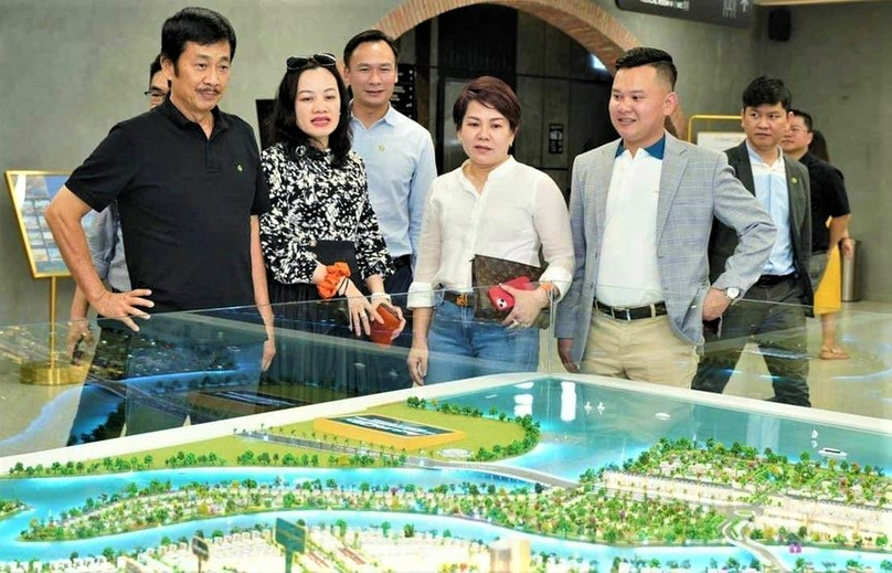 Bui Thanh Nhon (1st, left), chairman of NovaGroup, the parent company of Novaland, visits the Aqua City project in Dong Nai province on October 23, 2022. Photo by The Investor/Gia Huy.