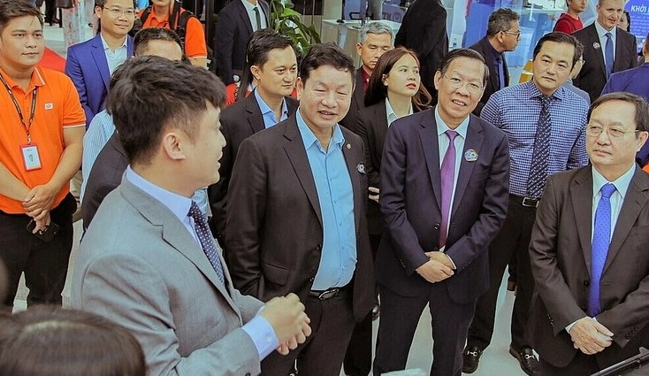 (Right-left, front) Minister of Science and Technology Huynh Thanh Dat, HCMC Mayor Phan Van Mai, and FPT chairman Truong Gia Binh join SHTP’s 20th anniversary ceremony in HCMC on October 29, 2022. Photo courtesy of FPT.