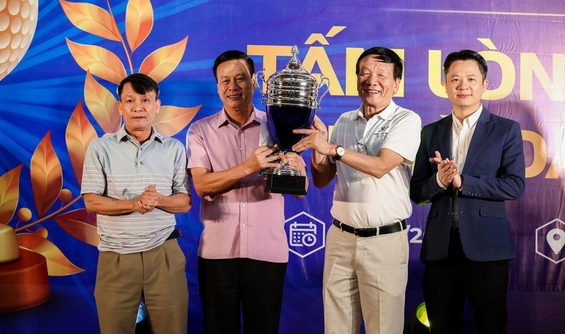 Nguyen Van Son (pink) wins the “Investors’ Golden Heart” golf tournament on October 29, 2022. Photo by The Investor/Trong Hieu.