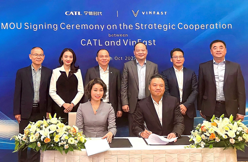 Representatives of CATL and VinFast sign an MoU on strategic cooperation in Japan on October 30, 2022. Photo courtesy of CATL.
